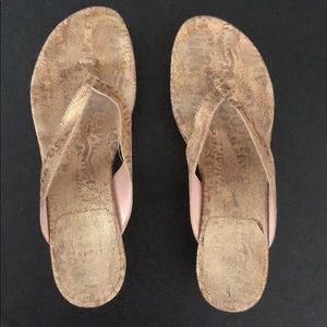 Leather Stuart Weitzman flip flops. Gold